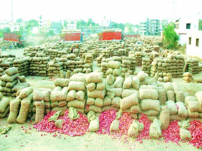  Onion gets wet, farmers worried | कांदा गडगडला, शेतकरी चिंतित
